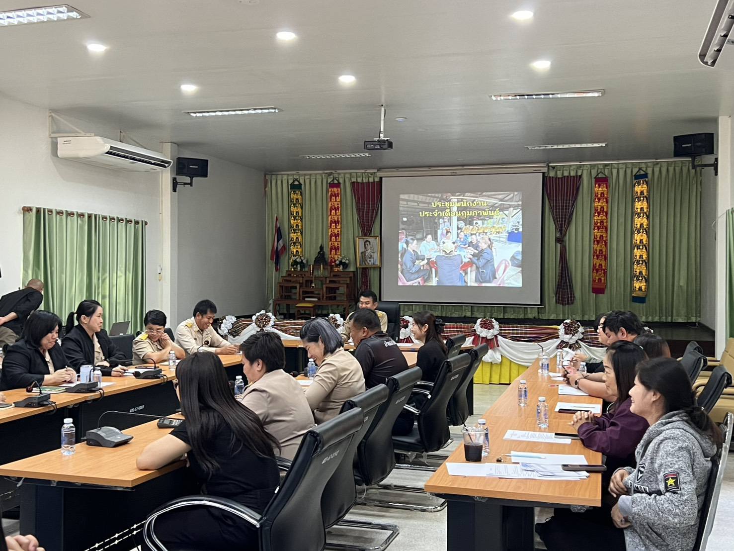 ประชุมประจำเดือนพนักงานเพื่อสรุปผลการดำเนินงานที่ผ่านมา ติดตามความก้าวหน้าของโครงการต่าง ๆ และวางแผนการปฏิบัติงานในเดือนถัดไป