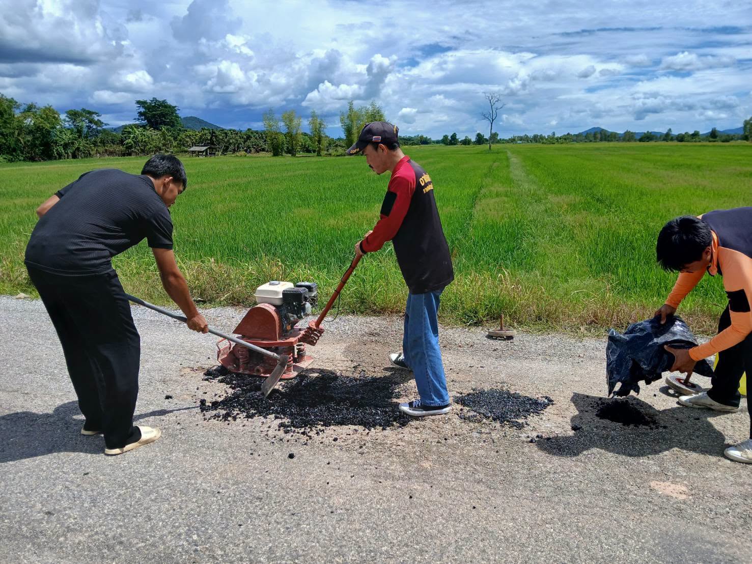 กองช่างและงานป้องกันและบรรเทาสาธารณภัย ลงพื้นที่ดำเนินการซ่อมแซมและปรับปรุงถนนสาย สันมะค่า – ศรีโพธิ์เงิน เพื่อแก้ไขปัญหาถนนชำรุด และอำนวยความสะดวกแก่ประชาชนผู้ใช้เส้นทาง
