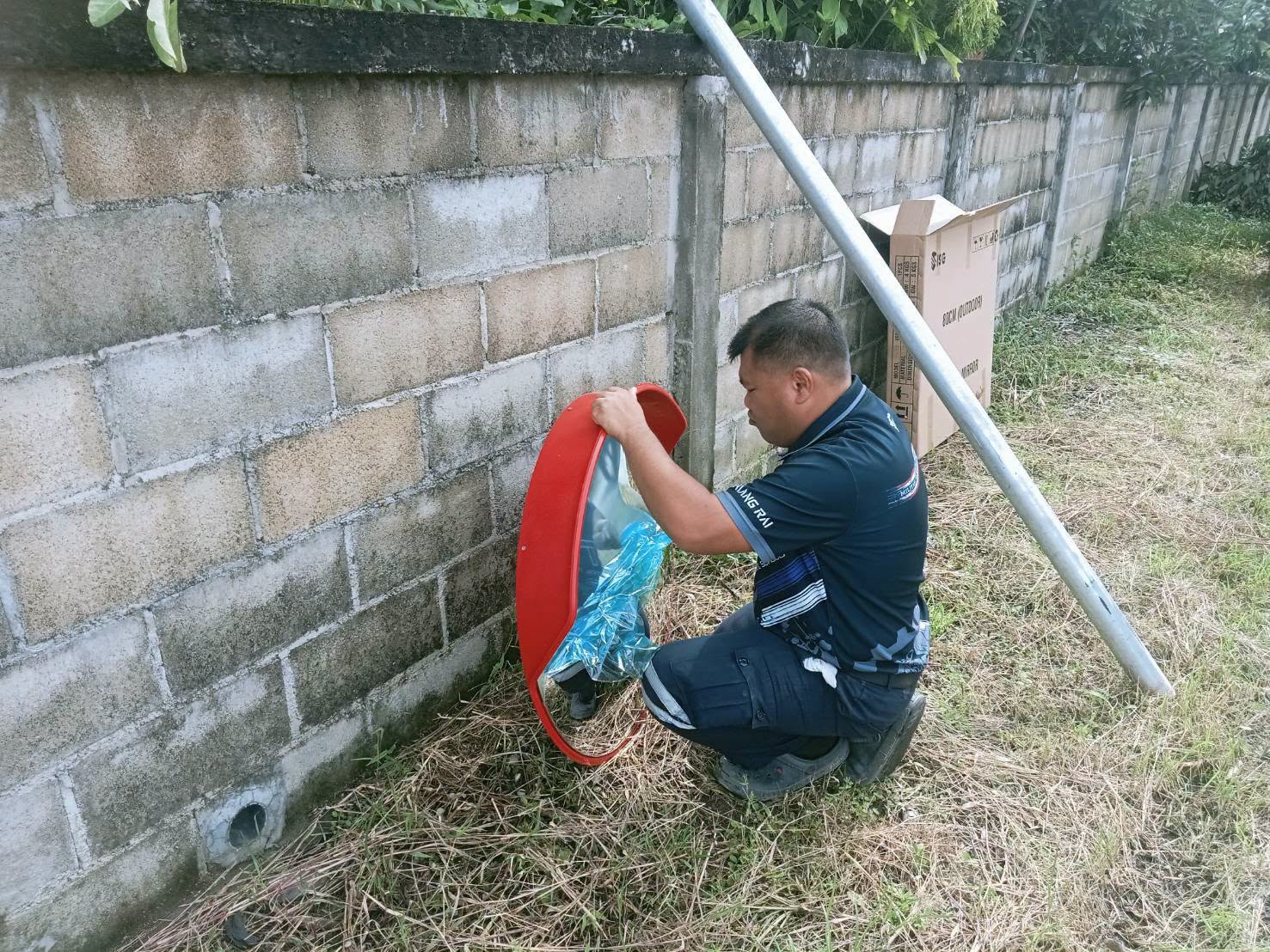 งานป้องกันและบรรเทาสาธารณภัย ลงพื้นที่ดำเนินการติดตั้ง กระจกโค้งจราจรในพื้นที่หมู่ที่ 3 บ้านสันบัวคำ  เพื่อเพิ่มทัศนวิสัยในการมองเห็นบริเวณทางแยกและจุดเสี่ยง ลดมุมอับของผู้ใช้รถใช้ถนน และช่วยเพิ่มความปลอดภัยในการสัญจรของประชาชนในชุมชน