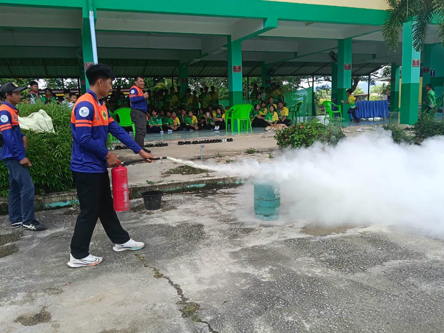 งานป้องกันและบรรเทาสาธารณภัย เทศบาลตำบลสันมะค่า นำโดย จ่าสิบเอกศุภพล พันธ์แก่น เป็นวิทยากรให้ความรู้และร่วมฝึกซ้อมแผนเผชิญเหตุ กิจกรรม “หนี ซ่อน สู้” ภายใต้โครงการสถานศึกษาปลอดภัย ณ โรงเรียนบ้านวังวิทยา