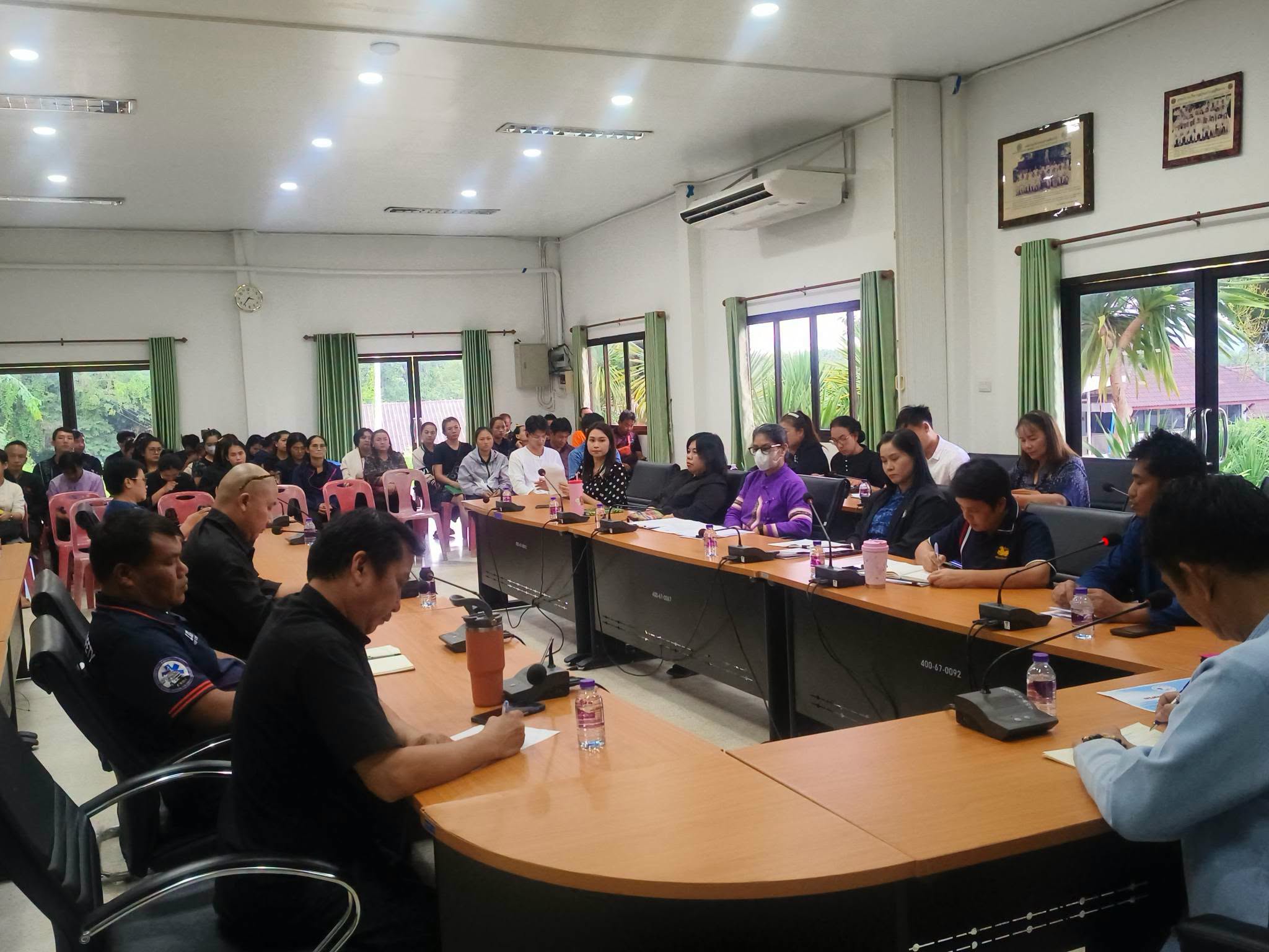 จัดการประชุมประจำเดือนพนักงานเทศบาลตำบลสันมะค่า เพื่อพบปะและหารือร่วมกันเกี่ยวกับการปฏิบัติงาน ติดตามผลการดำเนินงานของแต่ละส่วนงาน รวมถึงรับทราบข้อราชการและแนวทางการดำเนินงานต่าง ๆ