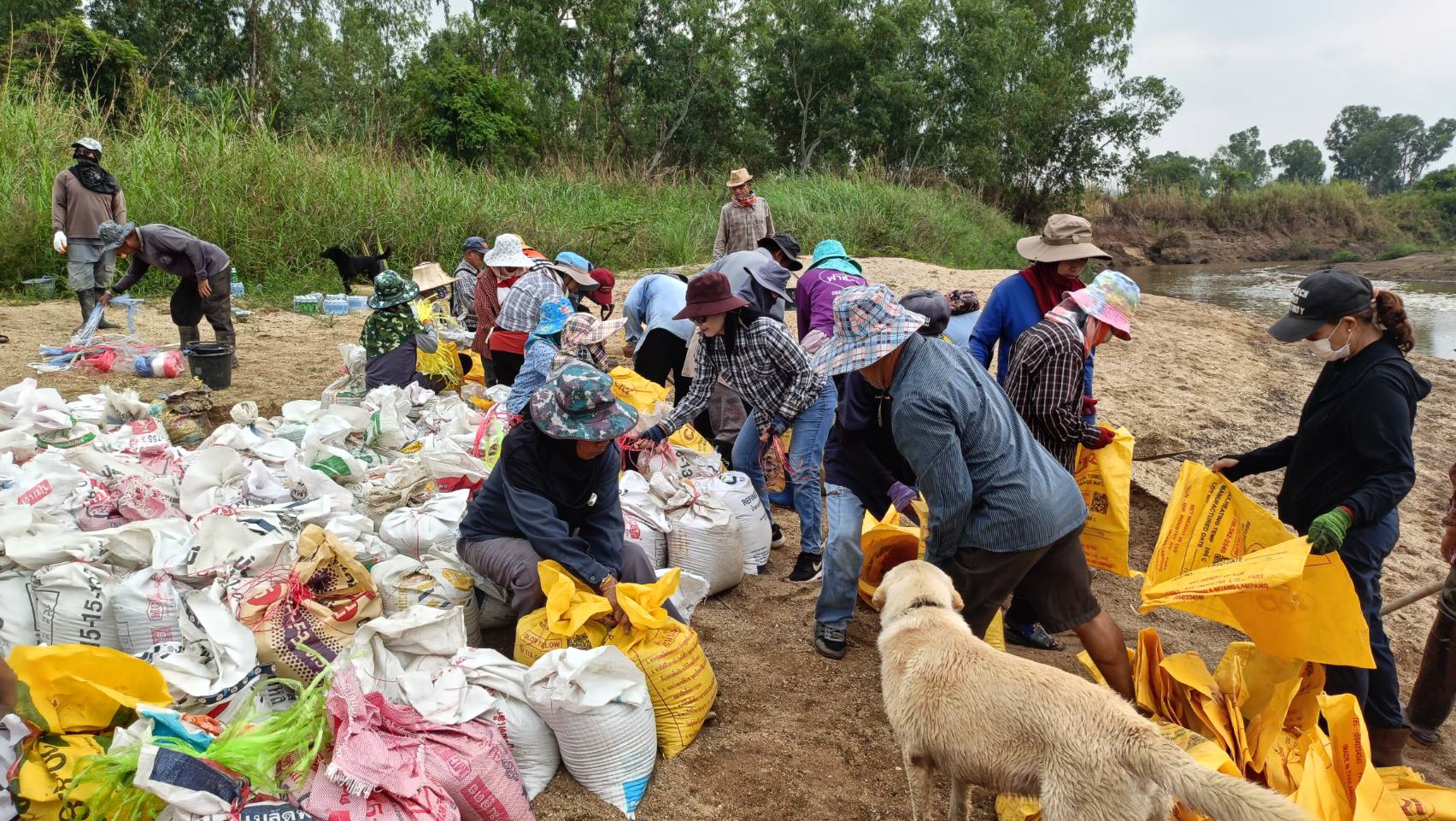เทศบาลตำบลสันมะค่า นำโดย นายชัยวัฒน์ อุดขา นายกเทศมนตรี พร้อมด้วย คณะผู้บริหาร รองปลัดฯ สมาชิกสภาเทศบาล ผู้ใหญ่บ้าน และพี่น้องประชาชนในพื้นที่ ร่วมแรงร่วมใจกันดำเนินการสร้างฝายชะลอน้ำหมู่ที่ 3 บ้านสันบัวคำ เพื่อกักเก็บน้ำไว้ใช้ในการอุปโภคบริโภคและสนับสนุนการเกษตรของประชาชนในพื้นที่