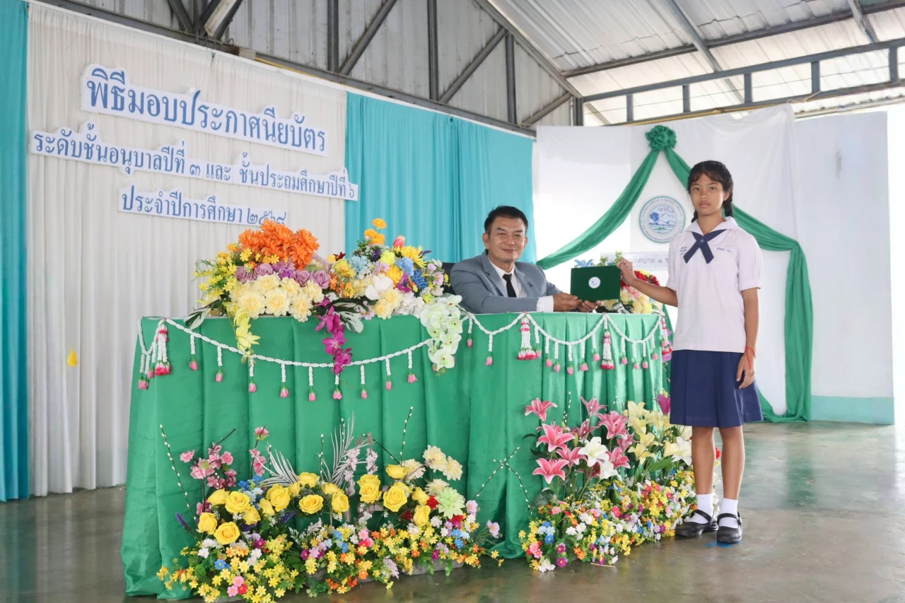 นายชัยวัฒน์ อุดขา นายกเทศมนตรีตำบลสันมะค่า  ร่วมแสดงความยินดี และ มอบประกาศนียบัตรกับนักเรียนระดับชั้นประถมศึกษาปีที่ 6 ที่สำเร็จการศึกษาระดับการศึกษาขั้นพื้นฐานประถมศึกษา ประจำปีการศึกษา 2568  ณ หอประชุมโรงเรียนเทศบาล 1 ชุมชนบ้านสันมะค่า อำเภอป่าแดด จังหวัดเชียงราย