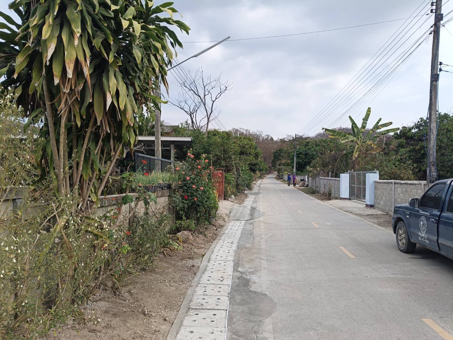 เทศบาลตำบลสันมะค่า ดำเนินการก่อสร้างและปรับปรุงรางระบายน้ำ บริเวณหน้าวัดเขาวงมหาวัน หมู่ที่ 9 บ้านวังแสงทอง เพื่อแก้ไขปัญหาน้ำท่วมขังบนผิวจราจร และเพิ่มประสิทธิภาพในการระบายน้ำในพื้นที่ชุมชน